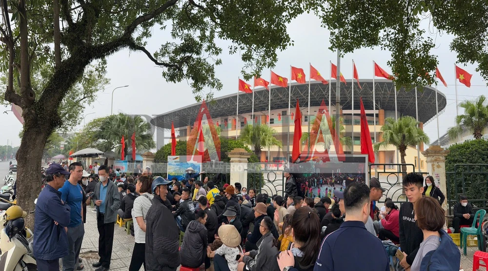 Cả trăm người chen chúc chờ mua vé xem trận Việt Nam - Singapore 10.jpg