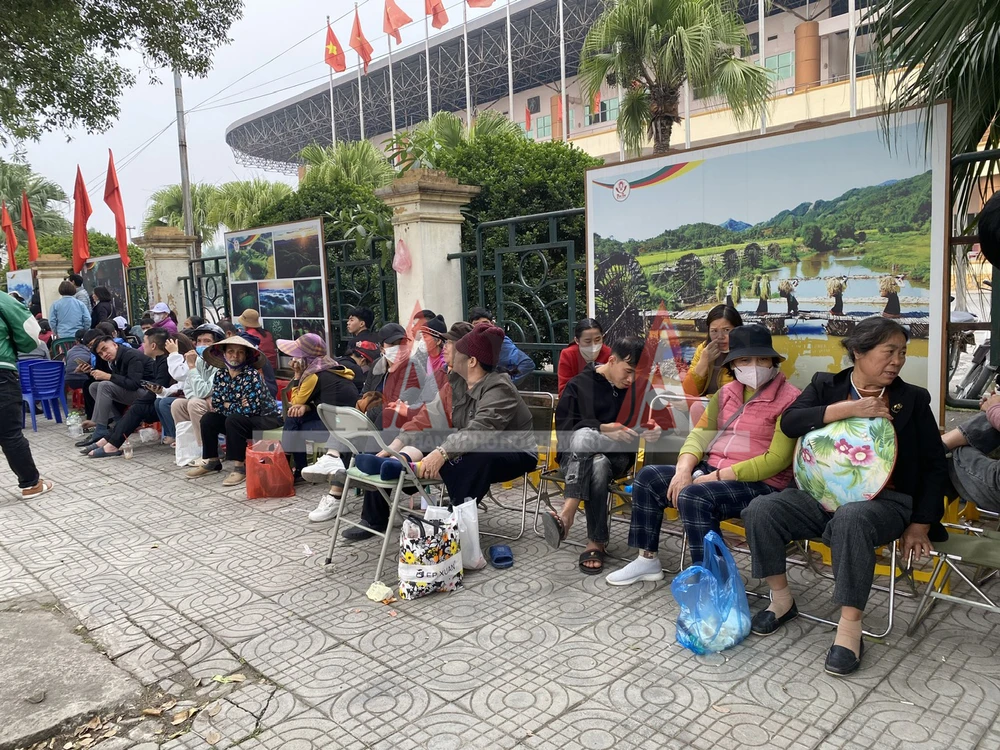 Cả trăm người chen chúc chờ mua vé xem trận Việt Nam - Singapore 12.jpg