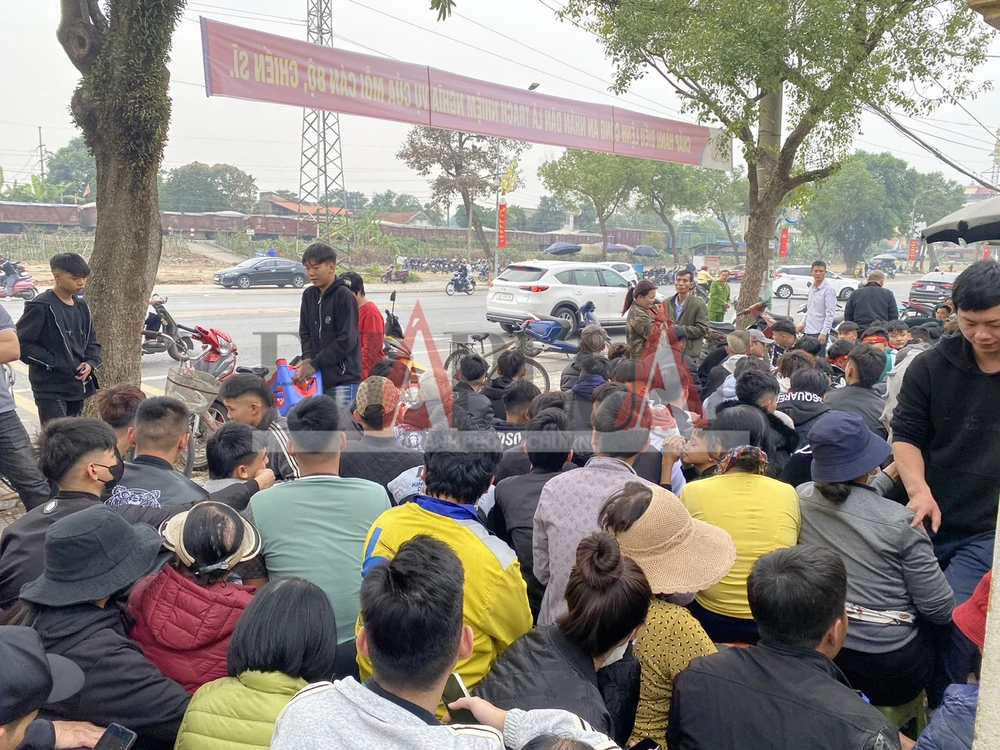 Cả trăm người chen chúc chờ mua vé xem trận Việt Nam - Singapore 3.jpg