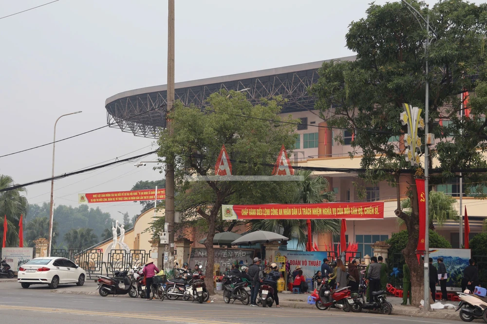 Cả trăm người chen chúc chờ mua vé xem trận Việt Nam - Singapore .jpg