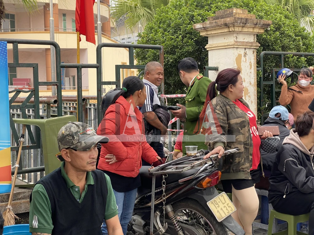 Cả trăm người chen chúc chờ mua vé xem trận Việt Nam - Singapore 6.jpg