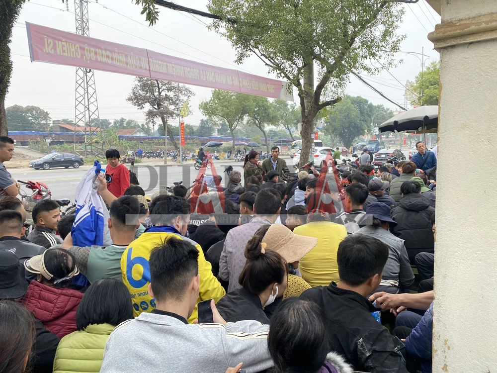 Cả trăm người chen chúc chờ mua vé xem trận Việt Nam - Singapore 7.jpg
