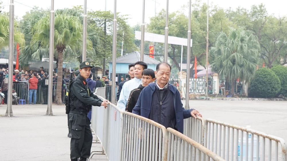 Chen lấn đến ngất xỉu khi mua vé xem Việt Nam - Singapore 3.jpg