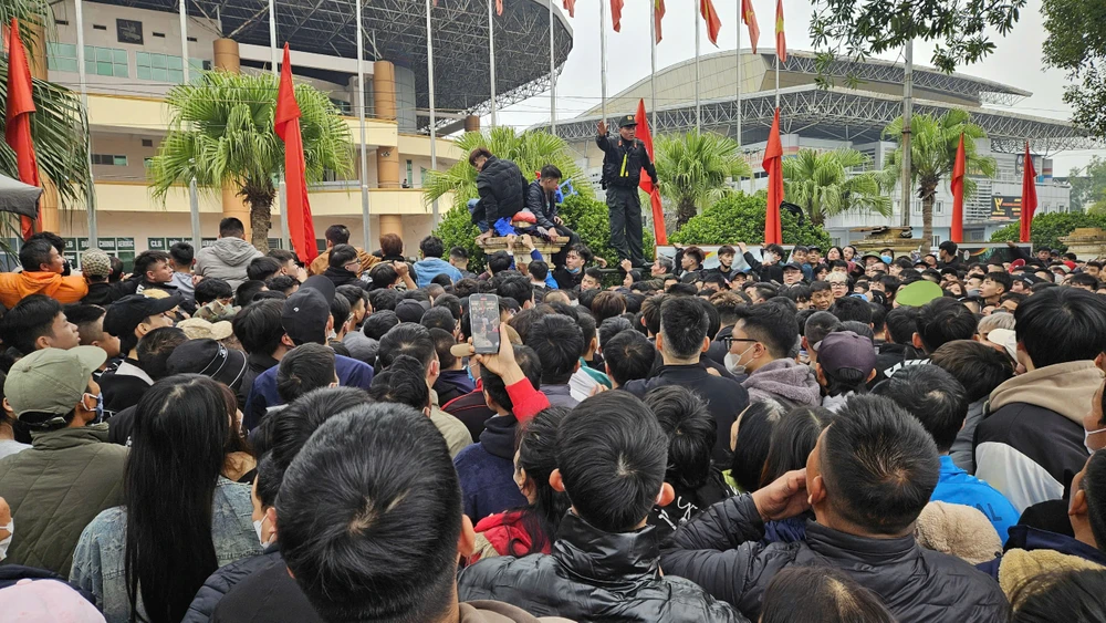 Chen lấn đến ngất xỉu khi mua vé xem Việt Nam - Singapore 3.jpg