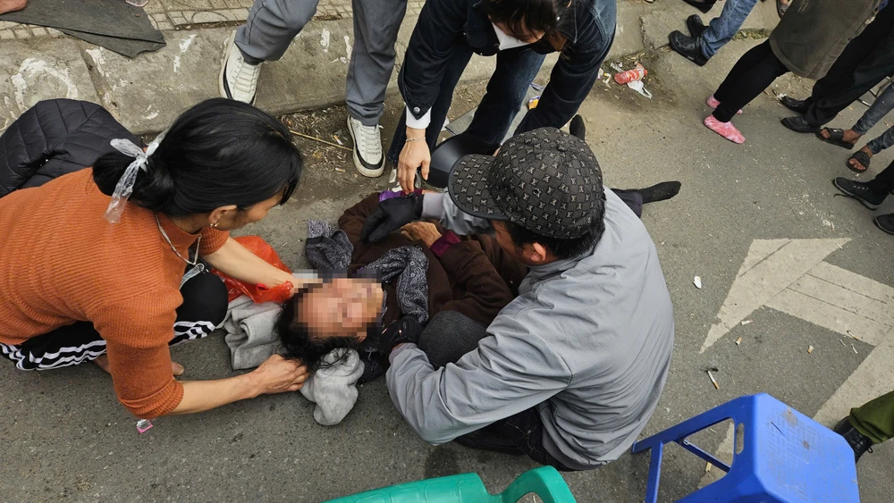 Chen lấn đến ngất xỉu khi mua vé xem Việt Nam - Singapore 4.jpg