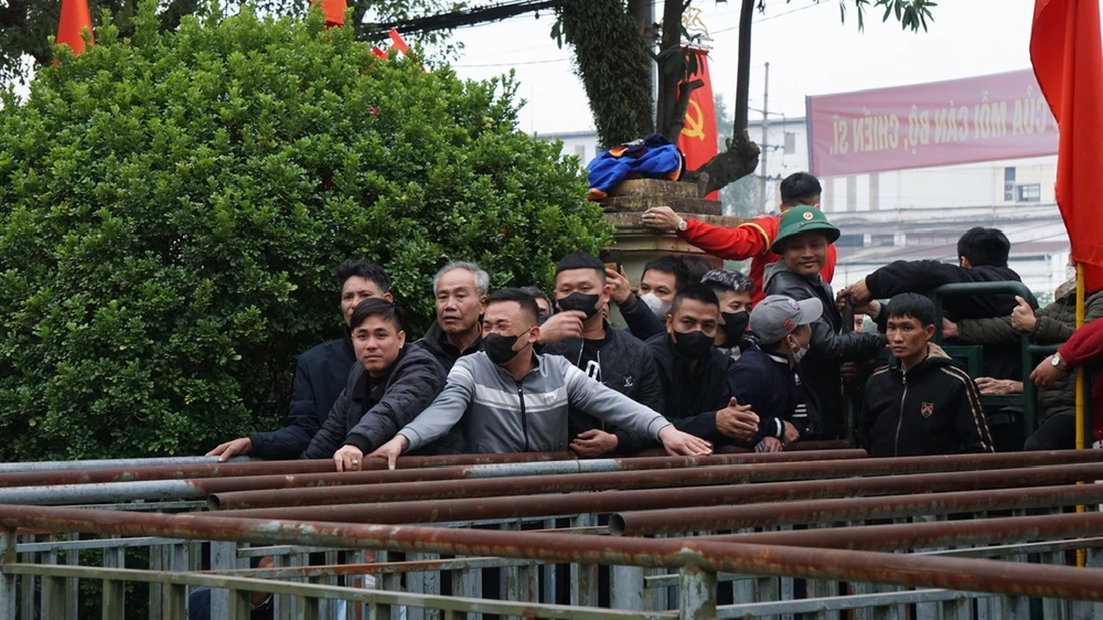 Chen lấn đến ngất xỉu khi mua vé xem Việt Nam - Singapore 5.jpg