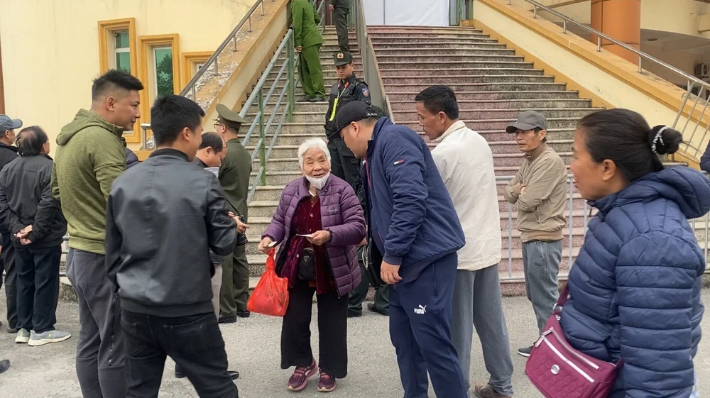 Chen lấn đến ngất xỉu khi mua vé xem Việt Nam - Singapore.jpg