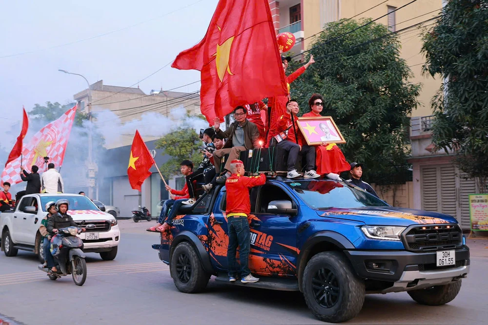 Cổ động viên rước ảnh Bác Hồ, đốt pháo sáng đổ về sân Việt Trì 11.jpg