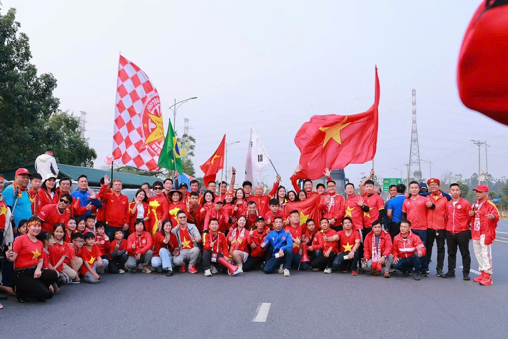 Cổ động viên rước ảnh Bác Hồ, đốt pháo sáng đổ về sân Việt Trì 13.jpg