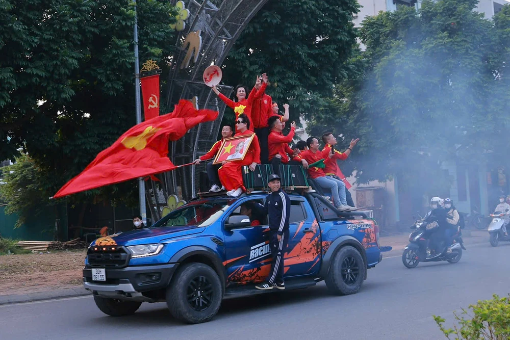 Cổ động viên rước ảnh Bác Hồ, đốt pháo sáng đổ về sân Việt Trì 5.jpg