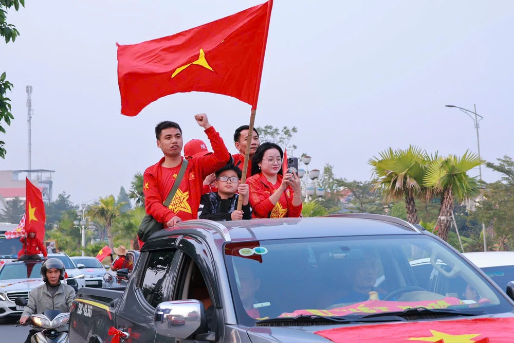 Cổ động viên rước ảnh Bác Hồ, đốt pháo sáng đổ về sân Việt Trì 7.jpg