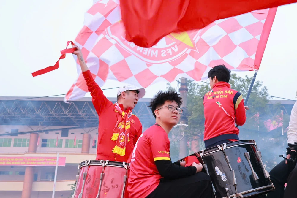 Cổ động viên rước ảnh Bác Hồ, đốt pháo sáng đổ về sân Việt Trì 8.jpg