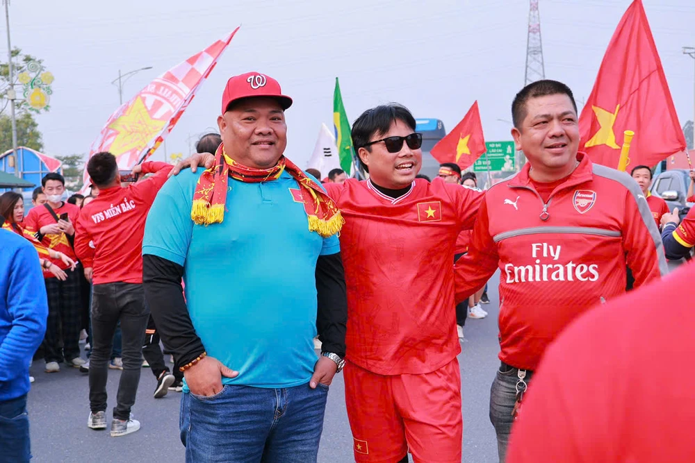 Cổ động viên rước ảnh Bác Hồ, đốt pháo sáng đổ về sân Việt Trì 9.jpg