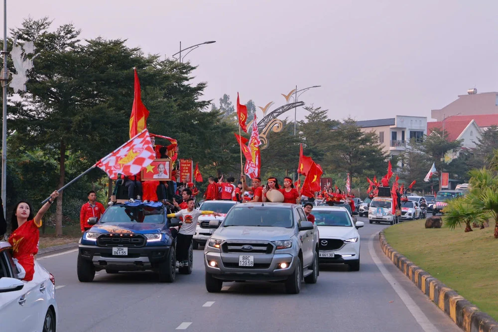 Chung kết AFF CUP 2024 Hàng ngàn cổ động viên đổ về Việt Trì 9 15.jpg