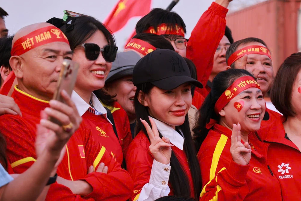 Chung kết AFF CUP 2024 Hàng ngàn cổ động viên đổ về Việt Trì 9.jpg