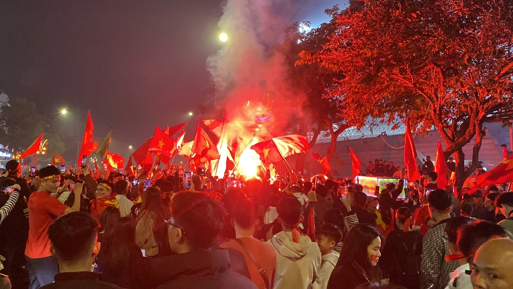 Cổ động viên đổ ra đường mừng chiến thắng của Đội tuyển Việt Nam 12.jpg