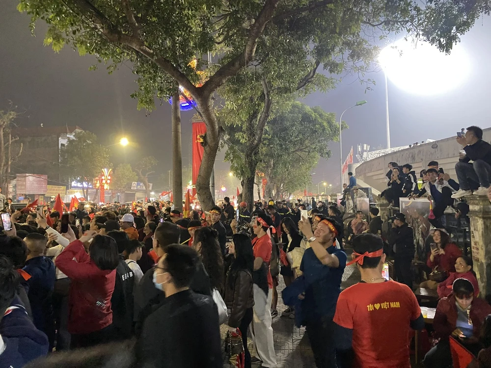 Cổ động viên đổ ra đường mừng chiến thắng của Đội tuyển Việt Nam 13.jpg