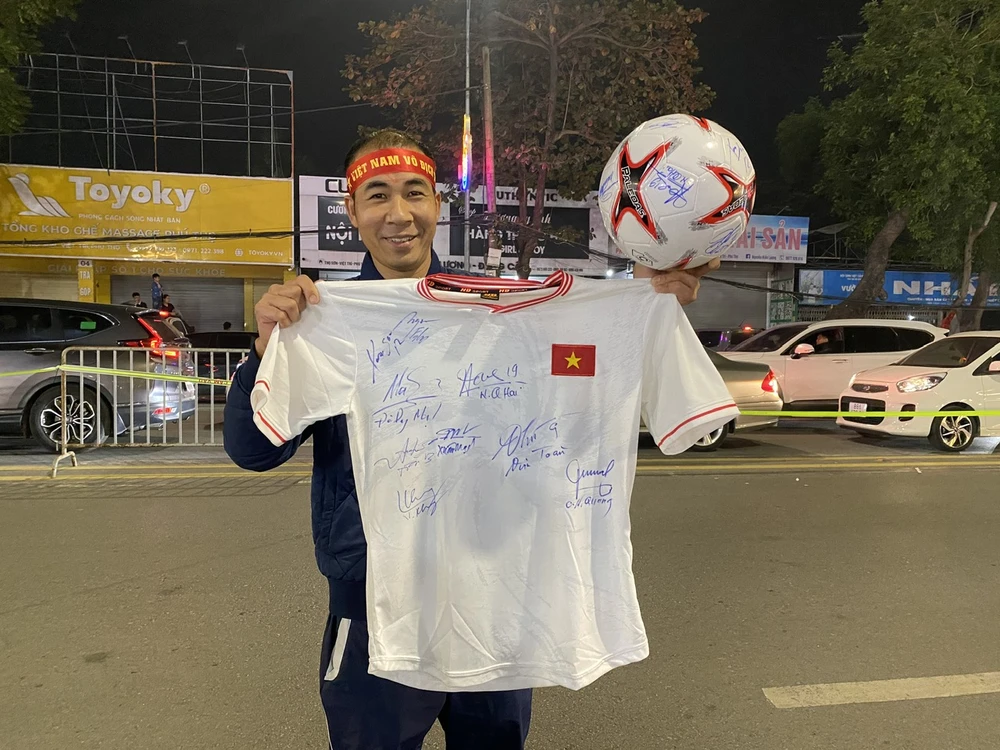 Cổ động viên đổ ra đường mừng chiến thắng của Đội tuyển Việt Nam 15.jpg