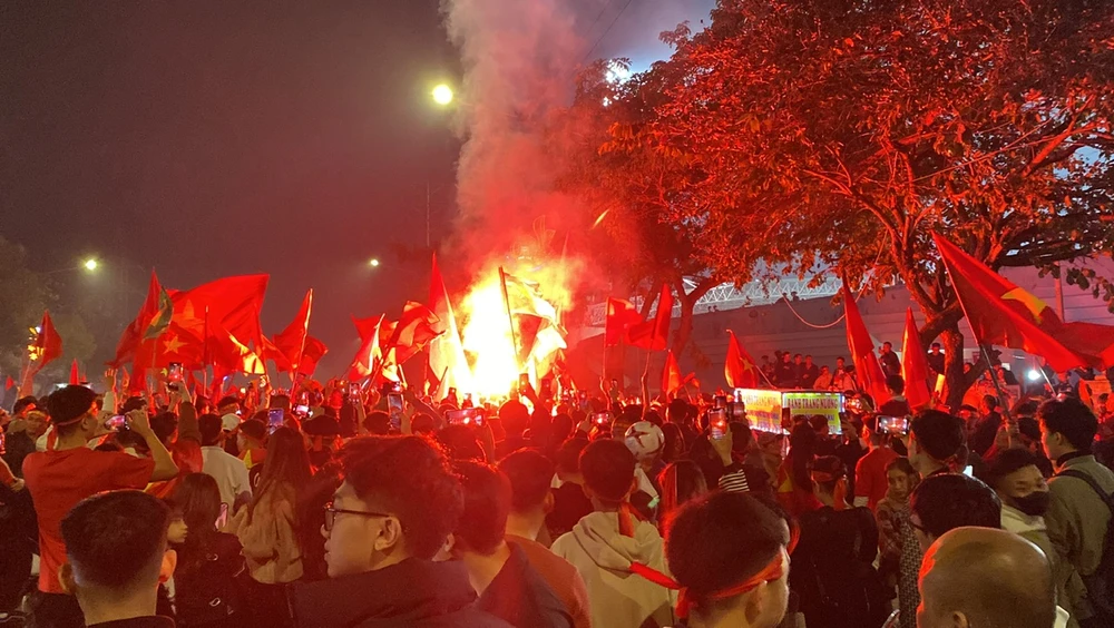 Cổ động viên đổ ra đường mừng chiến thắng của Đội tuyển Việt Nam 16.jpg