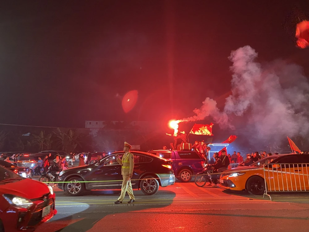 Cổ động viên đổ ra đường mừng chiến thắng của Đội tuyển Việt Nam 20.jpg