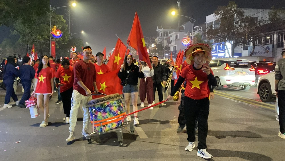 Cổ động viên đổ ra đường mừng chiến thắng của Đội tuyển Việt Nam 22.jpg