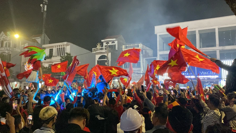 Cổ động viên đổ ra đường mừng chiến thắng của Đội tuyển Việt Nam 6.jpg
