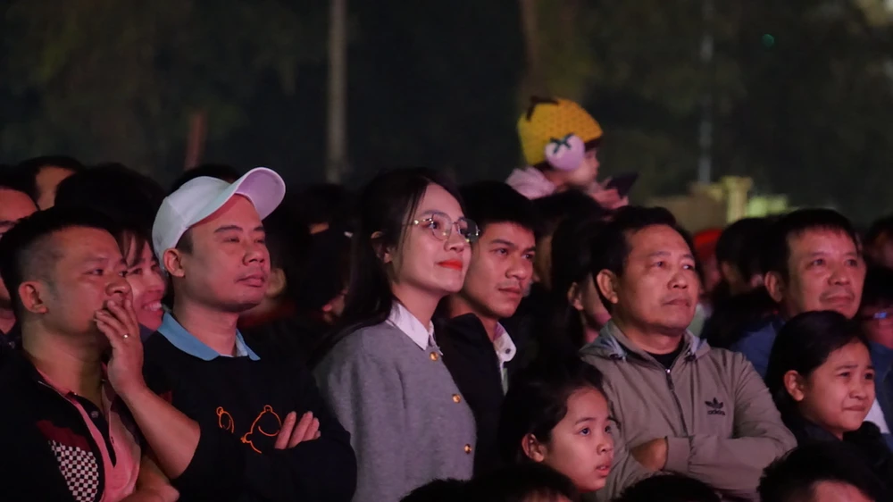 Ngàn người Phú Thọ ngồi công viên xem chung kết AFF CUP 2024 3.jpg