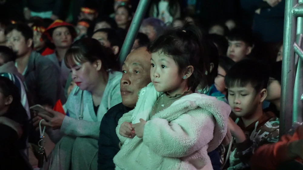 Ngàn người Phú Thọ ngồi công viên xem chung kết AFF CUP 2024 5.jpg