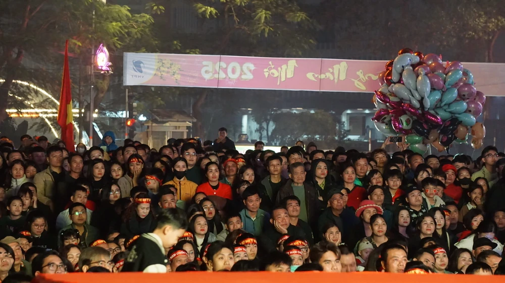 Ngàn người Phú Thọ ngồi công viên xem chung kết AFF CUP 2024 7.jpg