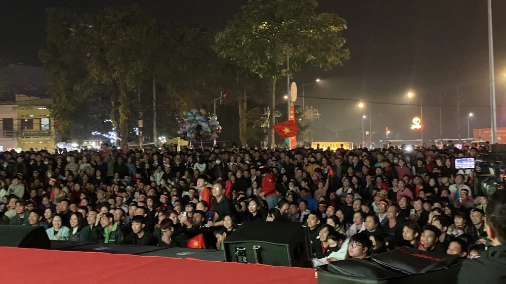 Ngàn người Phú Thọ ngồi công viên xem chung kết AFF CUP 2024 9.jpg