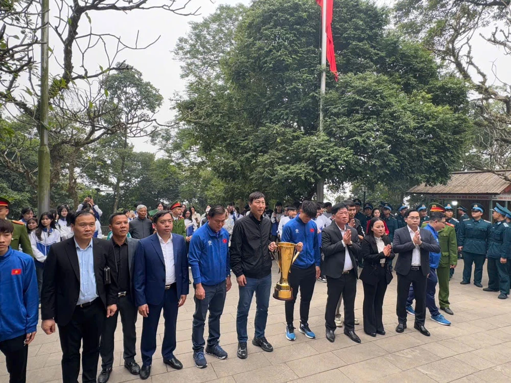 Thầy trò HLV Kim Sang Sik mang cúp vàng báo công các Vua Hùng.jpg