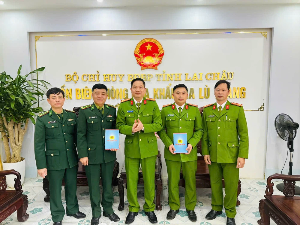 Bắt nhóm người 'hô biến' sâm Trung Quốc thành sâm Lai Châu.jpg