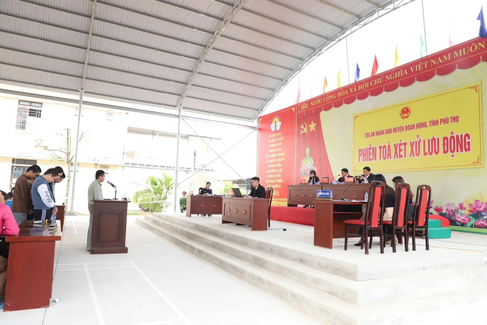 Phiên tòa trong trường học xét xử 8 bị cáo gây rối trật tự công cộng 2.jpg