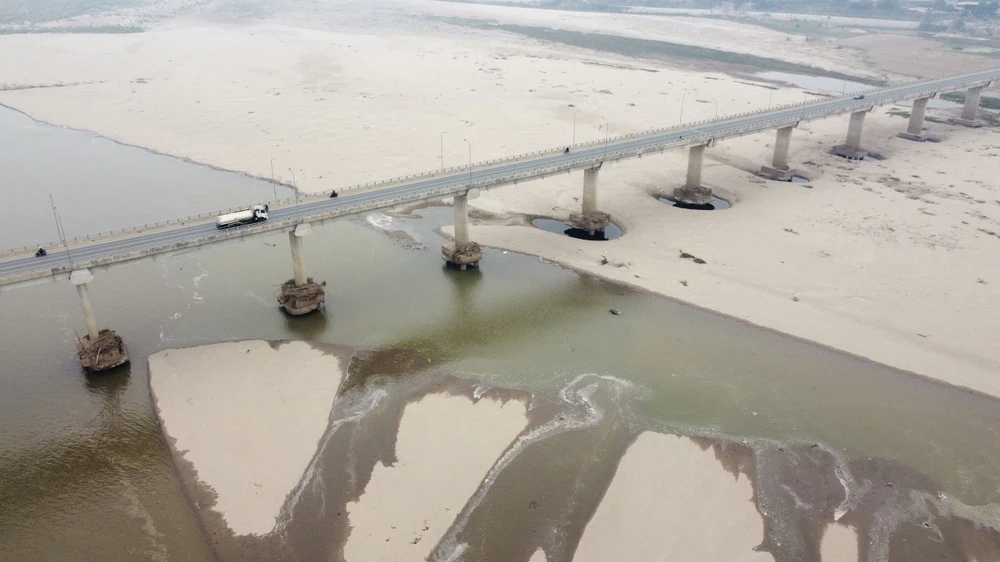 Cầu nghìn tỷ nối Phú Thọ - Hà Nội trơ móng khi nước sông Hồng xuống thấp 1.jpg