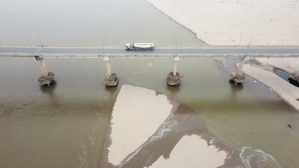 Cầu nghìn tỷ nối Phú Thọ - Hà Nội trơ móng khi nước sông Hồng xuống thấp 2.jpg