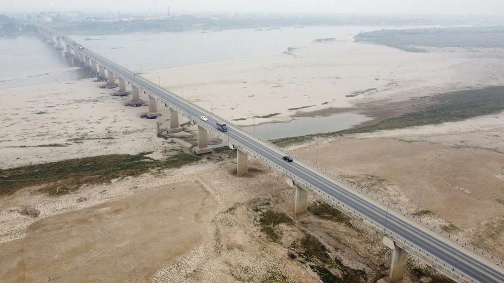 Cầu nghìn tỷ nối Phú Thọ - Hà Nội trơ móng khi nước sông Hồng xuống thấp 3.jpg