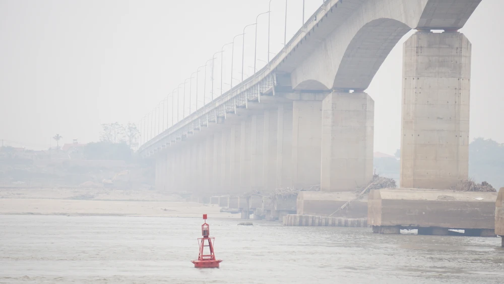 Cầu nghìn tỷ nối Phú Thọ - Hà Nội trơ móng khi nước sông Hồng xuống thấp 4.JPG