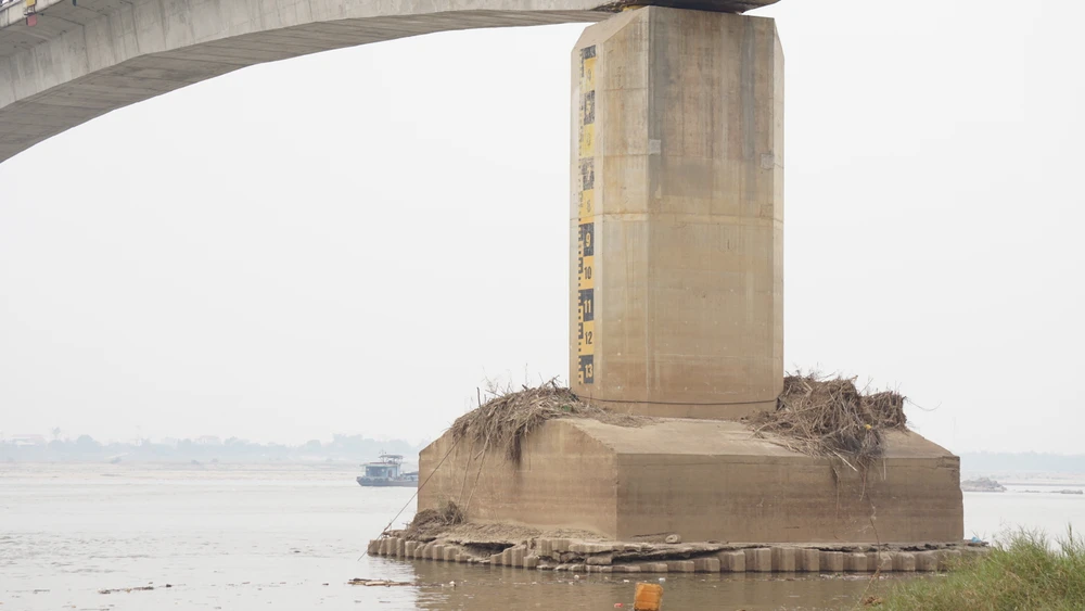 Cầu nghìn tỷ nối Phú Thọ - Hà Nội trơ móng khi nước sông Hồng xuống thấp 5.JPG