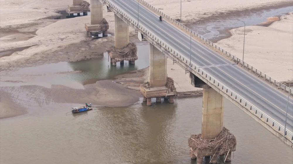 Cầu nghìn tỷ nối Phú Thọ - Hà Nội trơ móng khi nước sông Hồng xuống thấp 6.jpg