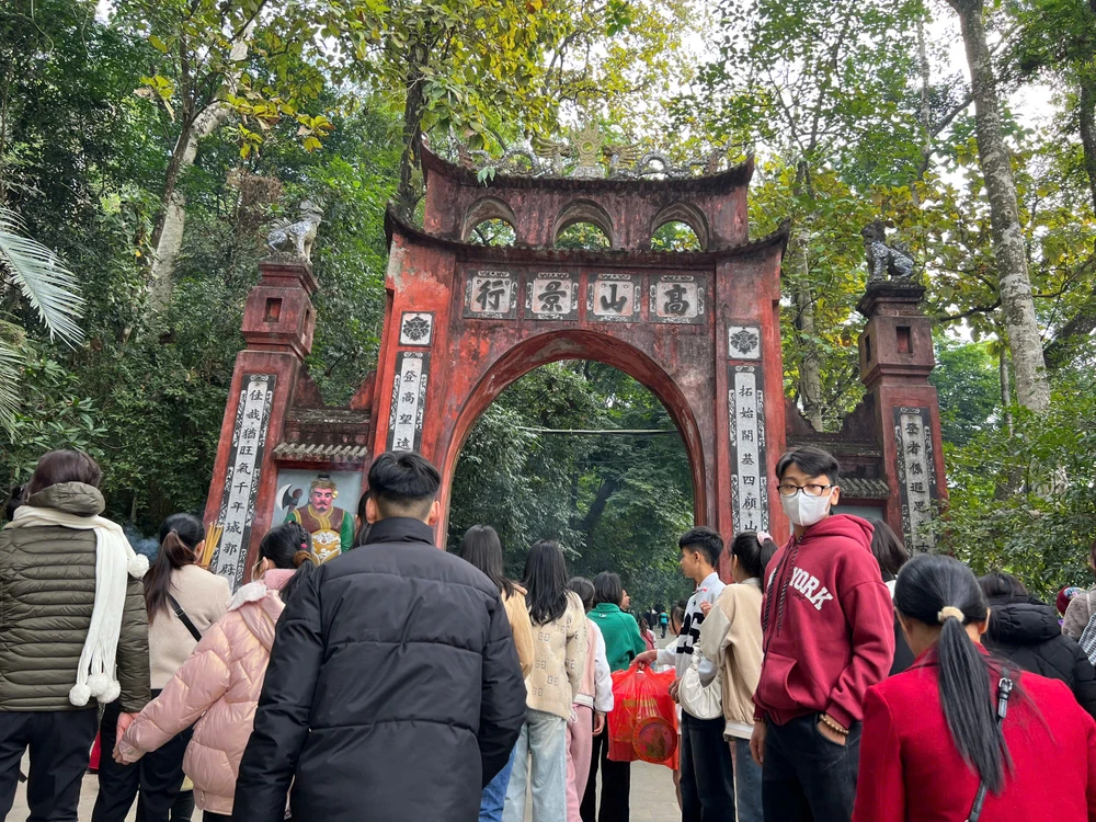 Du khách đổ về đền Hùng dâng hương ngày mùng 1 Tết 1.jpg
