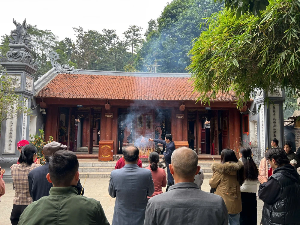 Du khách đổ về đền Hùng dâng hương ngày mùng 1 Tết 11.jpg