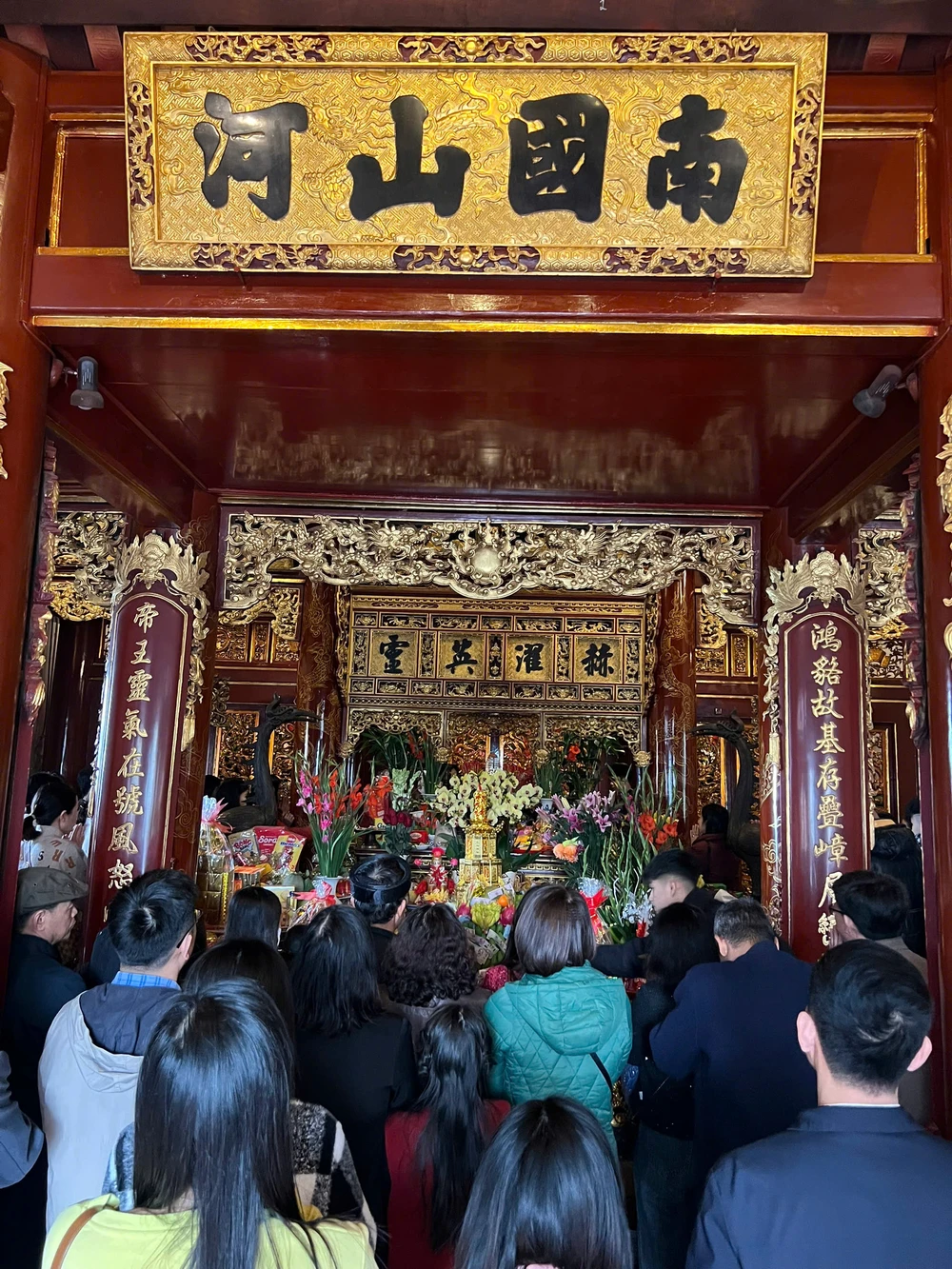 Du khách đổ về đền Hùng dâng hương ngày mùng 1 Tết 5.jpg