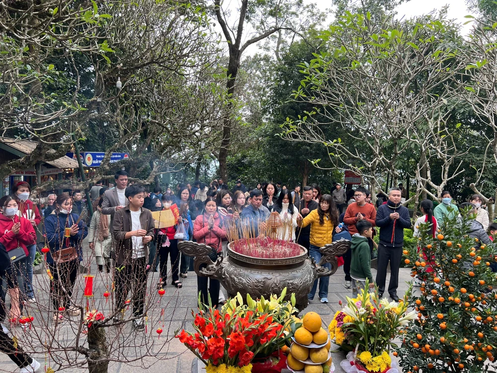 Du khách đổ về đền Hùng dâng hương ngày mùng 1 Tết 8.jpg