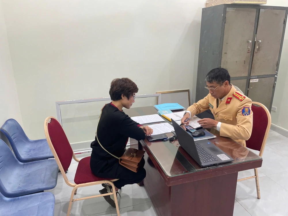 Nữ tài xế lái bán tải đi ngược chiều làn 120/h trên cao tốc Hà Nội-Hải Phòng