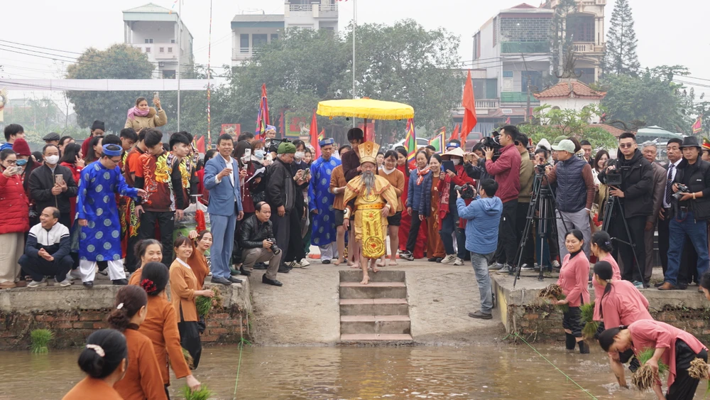 Tái hiện truyền thuyết vua Hùng dạy dân cấy lúa 8.JPG