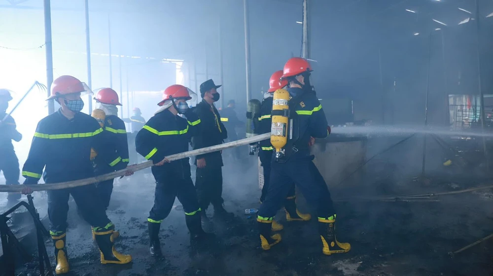 Hàng trăm người tham gia chữa cháy chợ Trung Môn 2.jpg