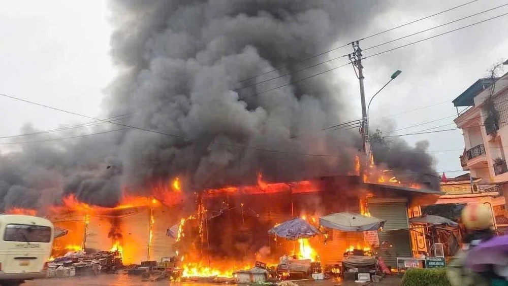 Hàng trăm người tham gia chữa cháy chợ Trung Môn.jpg