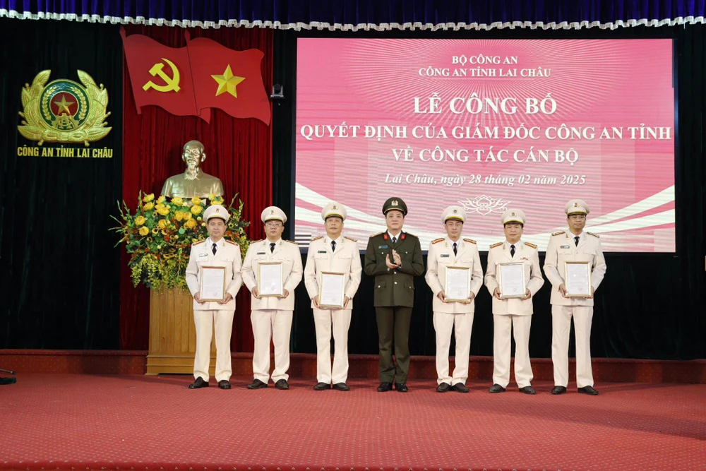 Đại tá Tao Văn Trường – Phó giám đốc Công an tỉnh trao Quyết định điều động công tác đối với các đồng chí giữ chức vụ Phó trưởng phòng.jpg