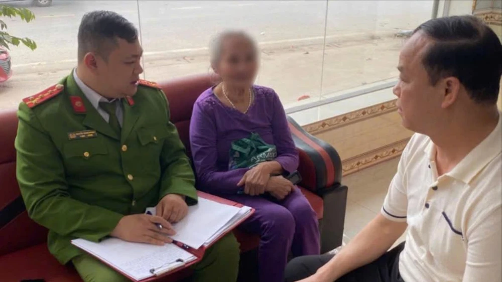 Chủ tiệm vàng phát hiện lừa đảo qua điện thoại, cứu bà cụ 70 tuổi.jpg