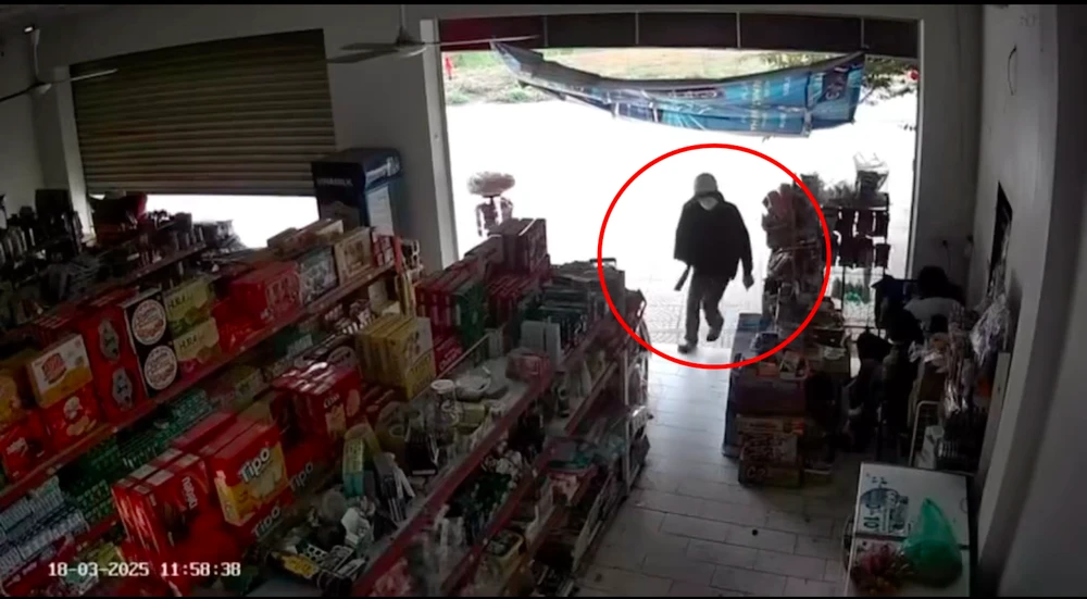Cầm dao vào tiệm tạp hóa cướp tài sản giữa ban ngày.png